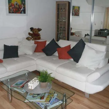Raina Apartment *