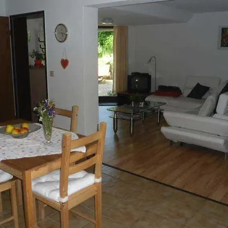 Raina Apartment